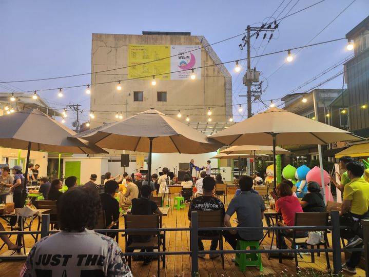 [공주=뉴시스] 골목형 상점가에 열린 공연 모습.(사진=공주시 제공) 2025.01.03. photo@newsis.com *재판매 및 DB 금지