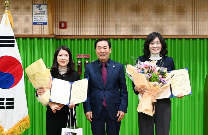 [창녕=뉴시스] 성낙인 군수가 유공자들과 기념촬영을 하고 있다. (사진= 창녕군 제공) 2025.01.03. photo@newsis.com *재판매 및 DB 금지