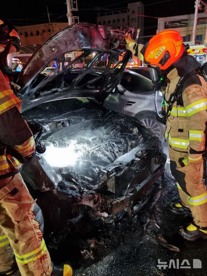 [청주=뉴시스] 3일 오전 1시8분께 충북 옥천군 옥천읍 구금리 옥천역 인근 주차장에서 발생한 방화 사건으로 승용차가 까맣게 탔다. 차량에 불을 지른 A(82)씨는 경찰에 현행범 체포됐다. (사진=충북소방본부 제공) 2025.01.03. photo@newsis.com