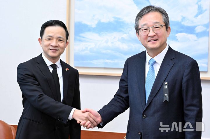 [서울=뉴시스] 정병원 외교부 차관보는 3일 서울 종로구 외교부 청사에서 다이빙 주한 중국대사와 면담을 갖고 한중관계 등에 대한 의견을 교환했다. (사진= 외교부 제공) 2025.01.03. photo@newsis.com