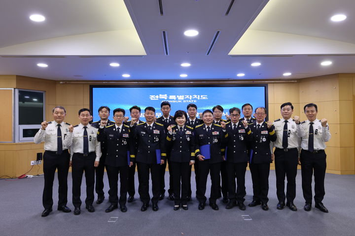 [전주=뉴시스] 3일 전북 전주시 전북특별자치도청에서 열린 소방령 승진 임용식에서 이오숙 전북특별자치도소방본부장(가운데)과 승진자들이 기념촬영을 하고 있다. (사진=전북특별자치도소방본부 제공) 2025.01.03. photo@newsis.com *재판매 및 DB 금지