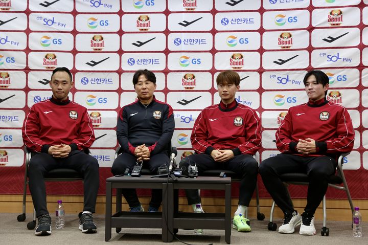 [서울=뉴시스] 프로축구 K리그1 FC서울의 문선민, 김기동 감독, 김진수, 정승원. (사진=FC서울 제공) *재판매 및 DB 금지