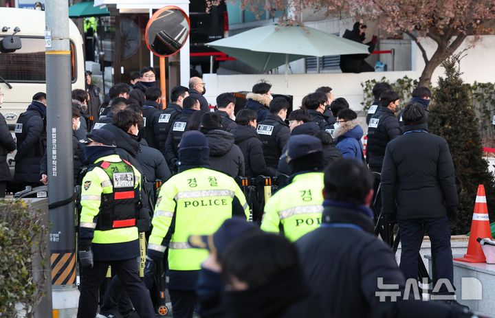 [서울=뉴시스] 이영환 기자 = 경찰이 3일 오전 서울 용산구 윤석열 대통령 관저 앞에서 체포영장 집행을 하기 위해 관저로 향하고 있다. 2025.01.03. 20hwan@newsis.con