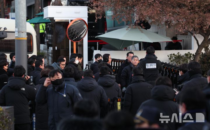 [서울=뉴시스] 이영환 기자 = 경찰이 3일 오전 서울 용산구 윤석열 대통령 관저 앞에서 체포영장 집행을 하기 위해 관저로 향하고 있다. 2025.01.03. 20hwan@newsis.con