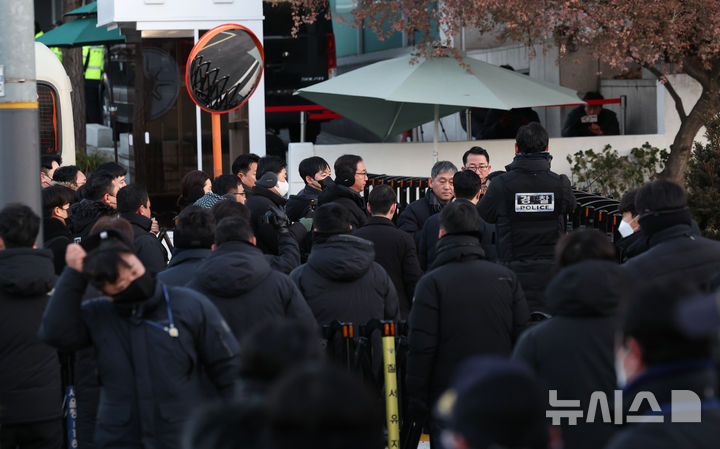 [서울=뉴시스] 이영환 기자 = 경찰이 3일 오전 서울 용산구 윤석열 대통령 관저 앞에서 체포영장 집행을 하기 위해 관저로 향하고 있다. 2025.01.03. 20hwan@newsis.con