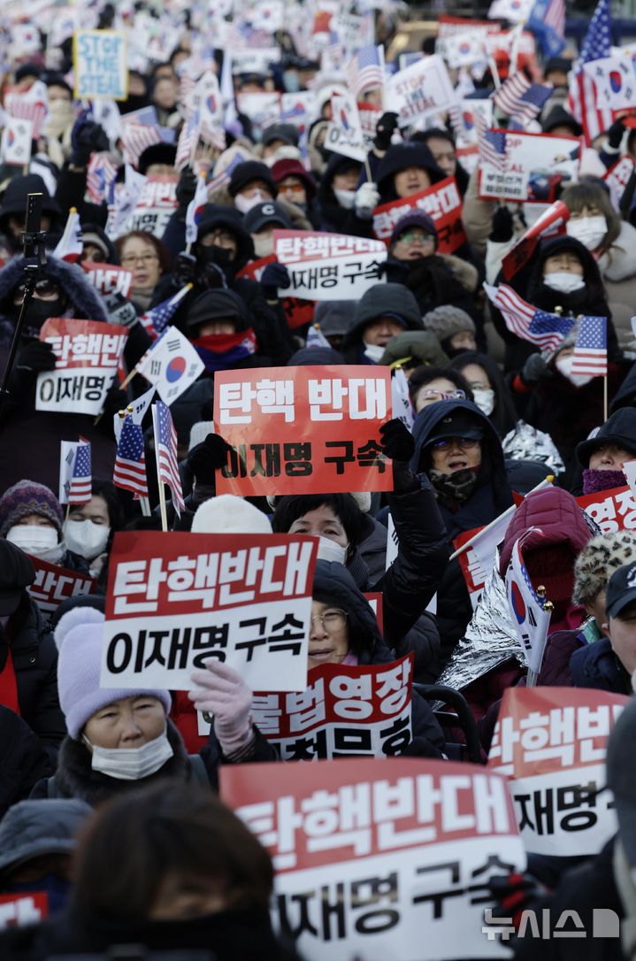 [서울=뉴시스] 최동준 기자 = 고위공직자범죄수사처(공수처)가 윤석열 대통령 체포영장 집행을 시도한 3일 서울 용산구 관저 앞에서 윤 대통령 지지자들이 체포영장 집행에 반대하는 집회를 열고 구호를 외치고 있다. 2025.01.03. photocdj@newsis.com