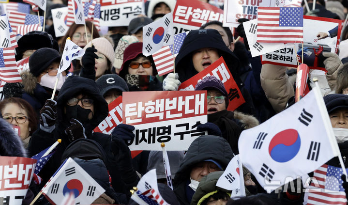 [서울=뉴시스] 최동준 기자 = 고위공직자범죄수사처(공수처)가 윤석열 대통령 체포영장 집행을 시도한 3일 서울 용산구 관저 앞에서 윤 대통령 지지자들이 체포영장 집행에 반대하는 집회를 열고 구호를 외치고 있다. 2025.01.03. photocdj@newsis.com