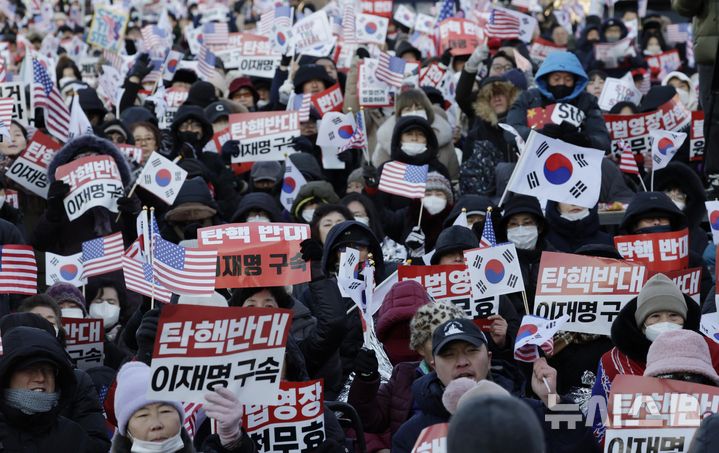 [서울=뉴시스] 최동준 기자 = 고위공직자범죄수사처(공수처)가 윤석열 대통령 체포영장 집행을 시도한 3일 서울 용산구 관저 앞에서 윤 대통령 지지자들이 체포영장 집행에 반대하는 집회를 열고 구호를 외치고 있다. 2025.01.03. photocdj@newsis.com