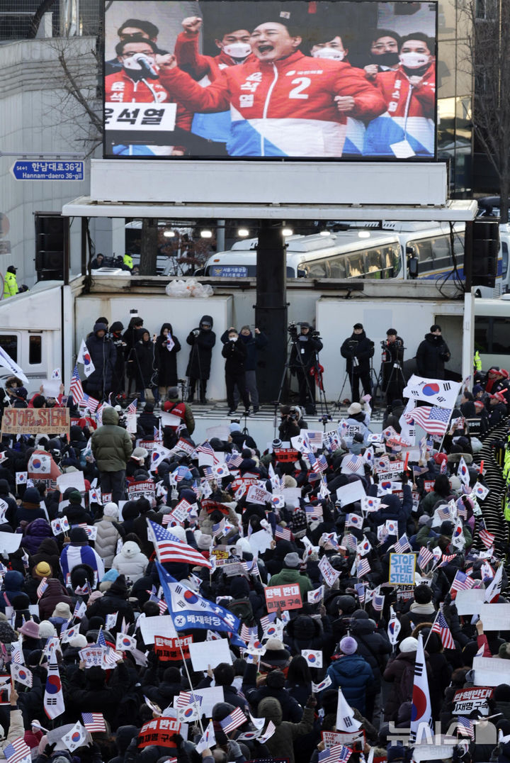 [서울=뉴시스] 최동준 기자 = 고위공직자범죄수사처(공수처)가 윤석열 대통령 체포영장 집행을 시도한 3일 서울 용산구 관저 앞에서 윤 대통령 지지자들이 체포영장 집행에 반대하는 집회를 열고 구호를 외치고 있다. 2025.01.03. photocdj@newsis.com