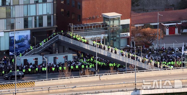 [서울=뉴시스] 추상철 기자 = 고위공직자범죄수사처(공수처)가 윤석열 대통령 체포영장 집행을 시도한 3일 오전 서울 용산구 관저 인근에 경찰이 배치돼 있다. 2025.01.03. scchoo@newsis.com