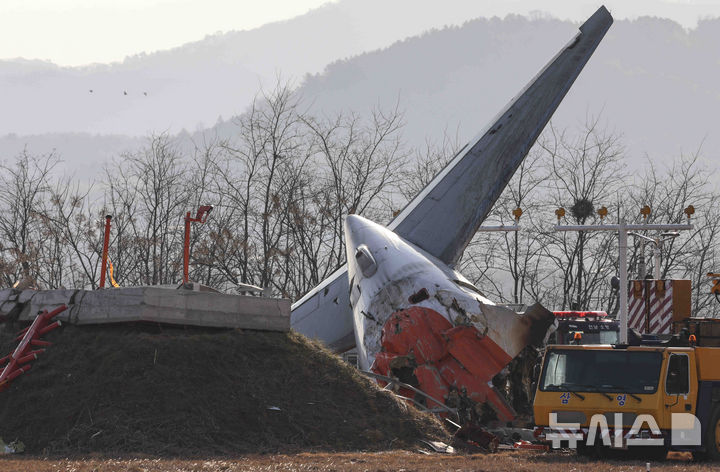 [무안=뉴시스] 김근수 기자 = 3일 전남 무안국제공항 제주항공 여객기 참사 현장에 여객기 동체가 보이고 있다. 2025.01.03. ks@newsis.com