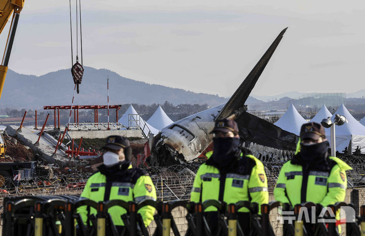 [무안=뉴시스] 김근수 기자 = 3일 전남 무안국제공항 제주항공 여객기 참사 현장 앞에 경찰이 통제하고 있다. 2025.01.03. ks@newsis.com