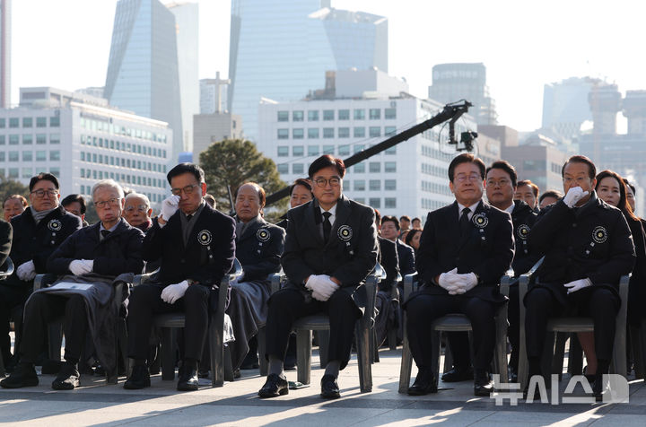 [서울=뉴시스] 조수정 기자 = 최상목 대통령 권한대행 부총리 겸 기획재정부 장관이 3일 서울 여의도 국회에서 엄수된 고(故) 김수한 전 국회의장 국회장 영결식에 참석해 있다. 오른쪽부터 권영세 국민의힘 비상대책위원장, 이재명 더불어민주당 대표, 우원식 국회의장, 최 권한대행, 박희태 전 국회의장. 2025.01.03. chocrystal@newsis.com