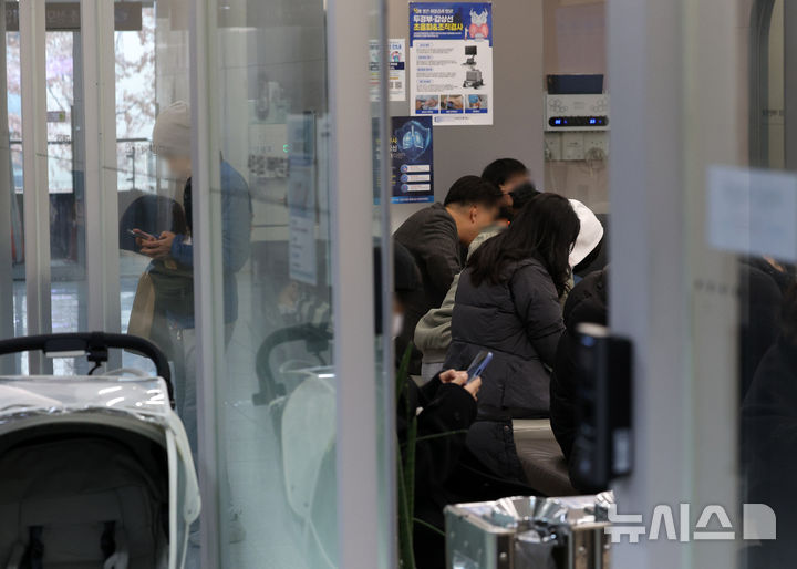 [서울=뉴시스] 지난해 1월 3일 서울의 한 이비인후과에 환자들이 진료를 받기 위해 대기하고 있는 모습 (사진=뉴시스 DB) 2025.01.03. photo@newsis.com **위 사진은 기사 내용과 직접적인 관련이 없음 