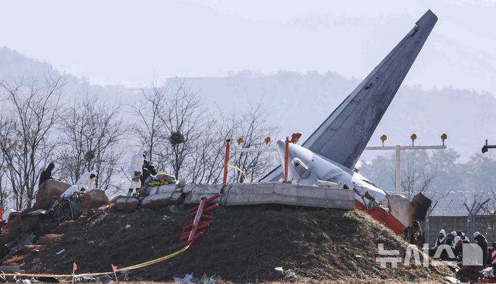 [무안=뉴시스] 김근수 기자 = 3일 전남 무안군 무안국제공항 제주항공 여객기 참사 현장에서 국가과학수사연구소와 미국합동조사단이 항공기 기체 엔진 조사를 하고 있다. 2025.01.03. ks@newsis.com