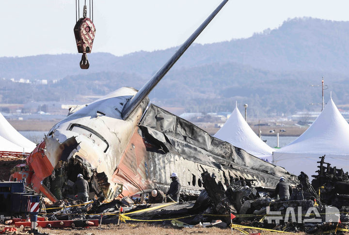 [무안=뉴시스] 김근수 기자 = 3일 전남 무안군 무안국제공항 제주항공 여객기 참사 현장에서 경찰 과학수사대가 사고 조사를 하고 있다. 2025.01.03. ks@newsis.com