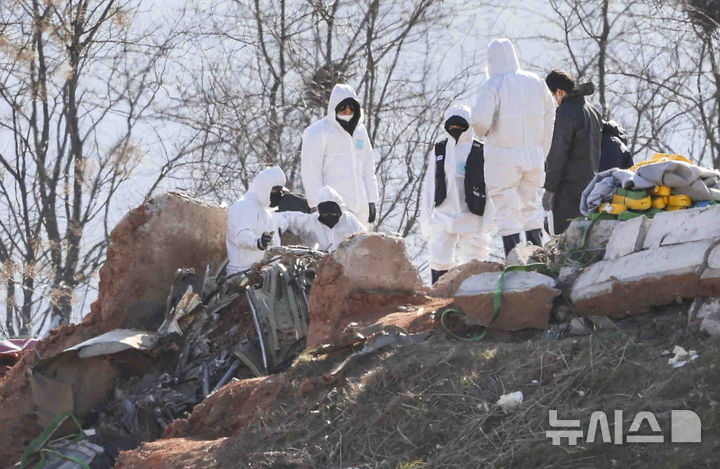 [무안=뉴시스] 김근수 기자 = 3일 전남 무안군 무안국제공항 제주항공 여객기 참사 현장에서 국가과학수사연구소와 미국합동조사단이 항공기 기체 엔진 조사를 하고 있다. 2025.01.03. ks@newsis.com