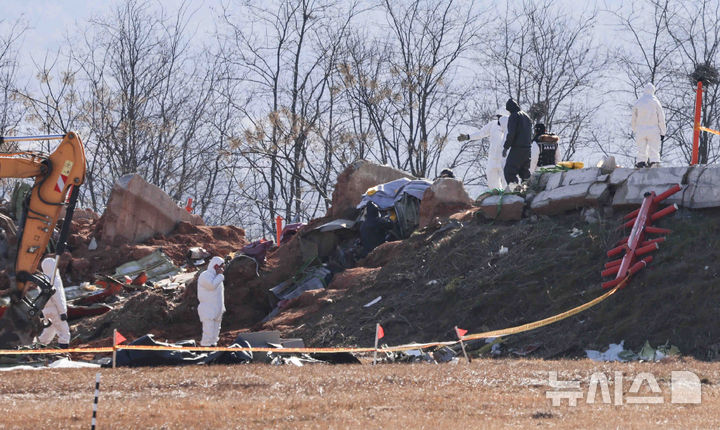 [무안=뉴시스] 김근수 기자 = 3일 전남 무안군 무안국제공항 제주항공 여객기 참사 현장에서 국가과학수사연구소와 미국합동조사단이 항공기 기체 엔진 조사를 하고 있다. 2025.01.03. ks@newsis.com