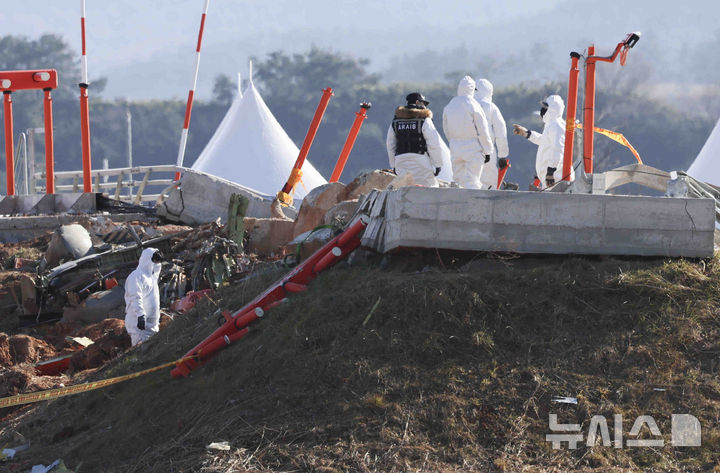 [무안=뉴시스] 김근수 기자 = 3일 전남 무안군 무안국제공항 제주항공 여객기 참사 현장에서 국가과학수사연구소와 미국합동조사단이 사고 조사를 하고 있다. 2025.01.03. ks@newsis.com