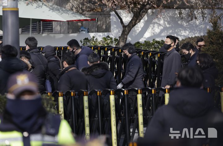 [서울=뉴시스] 최동준 기자 = 고위공직자범죄수사처(공수처)가 윤석열 대통령 체포영장 집행을 중지한 3일 오후 공수처 관계자들과 경찰이 서울 용산구 대통령 관저에서 철수하고 있다. 2025.01.03. photocdj@newsis.com