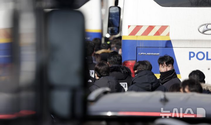 [서울=뉴시스] 최동준 기자 = 고위공직자범죄수사처(공수처)가 윤석열 대통령 체포영장 집행을 중지한 3일 오후 공수처 관계자들과 경찰이 서울 용산구 대통령 관저에서 철수하고 있다. 2025.01.03. photocdj@newsis.com