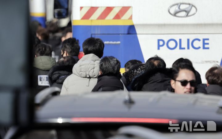 [서울=뉴시스] 최동준 기자 = 고위공직자범죄수사처(공수처)가 윤석열 대통령 체포영장 집행을 중지한 지난 3일 오후 공수처 관계자들과 경찰이 서울 용산구 대통령 관저에서 철수하고 있다. 2025.01.03. photocdj@newsis.com