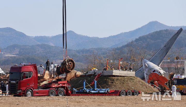 [무안=뉴시스] 김근수 기자 = 3일 전남 무안군 무안국제공항 제주항공 여객기 참사 현장에서 크레인을 이용해 여객기 엔진부분을 들어올리고 있다. 2025.01.03. ks@newsis.com