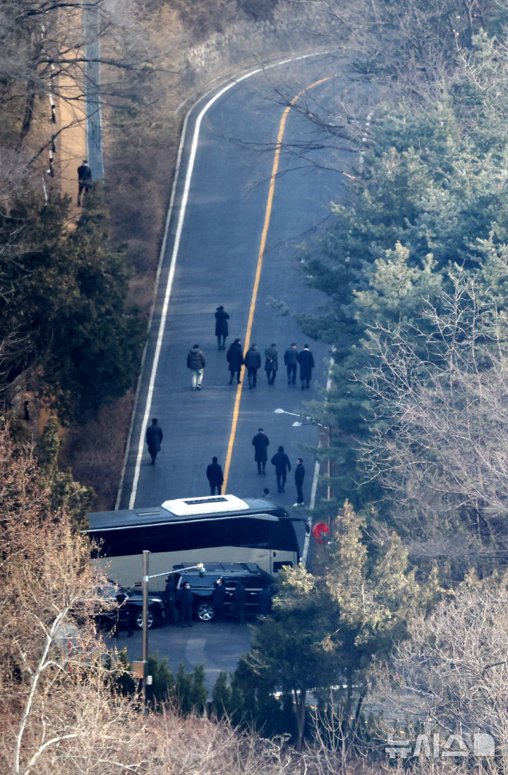 [서울=뉴시스] 추상철 기자 = 공수처의 윤석열 대통령에 대한 체포영장 집행이 이뤄진 3일 오후 서울 용산구 한남동 대통령 관저에서 관계자들이 이동하고 있다. 2025.01.02. scchoo@newsis.com