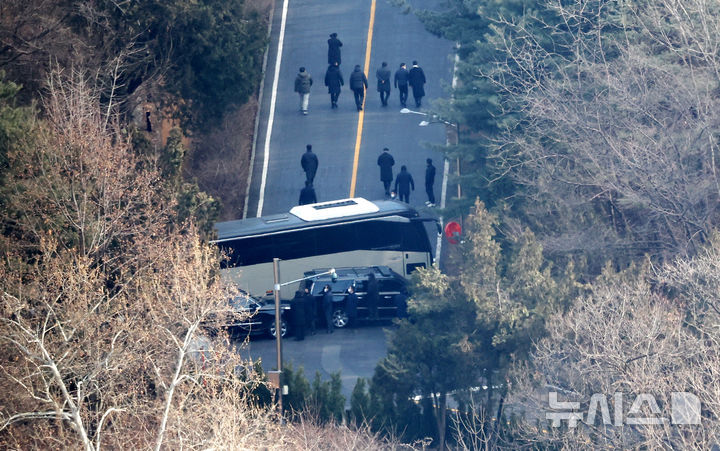 [서울=뉴시스] 추상철 기자 = 공수처의 윤석열 대통령에 대한 체포영장 집행이 이뤄진 3일 오후 서울 용산구 한남동 대통령 관저에서 관계자들이 이동하고 있다. 2025.01.02. scchoo@newsis.com