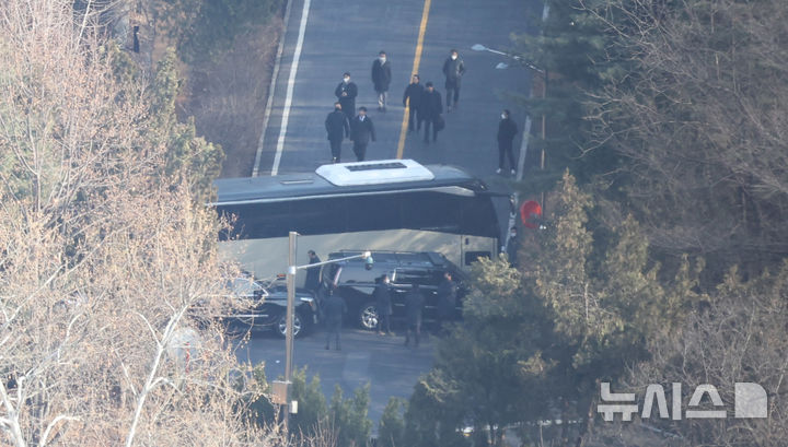 [서울=뉴시스] 추상철 기자 = 공수처의 윤석열 대통령에 대한 체포영장 집행이 중지된 3일 오후 서울 용산구 한남동 대통령 관저에서 관계자들이 철수하고 있다. 2025.01.02. scchoo@newsis.com