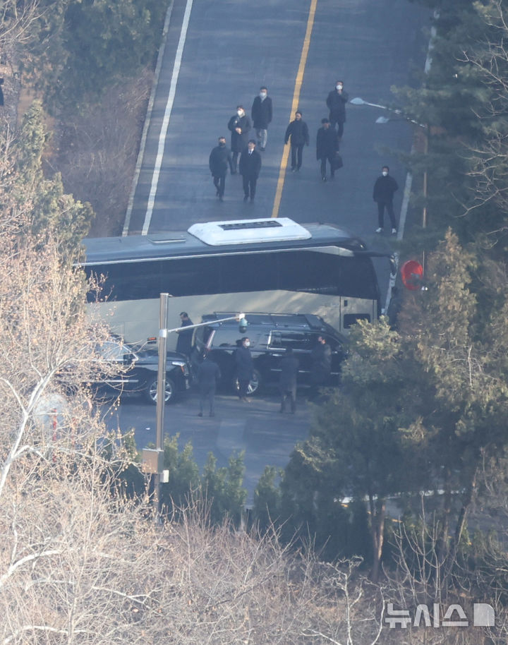 [서울=뉴시스] 추상철 기자 = 공수처의 윤석열 대통령에 대한 체포영장 집행이 중지된 3일 오후 서울 용산구 한남동 대통령 관저에서 관계자들이 철수하고 있다. 2025.01.02. scchoo@newsis.com