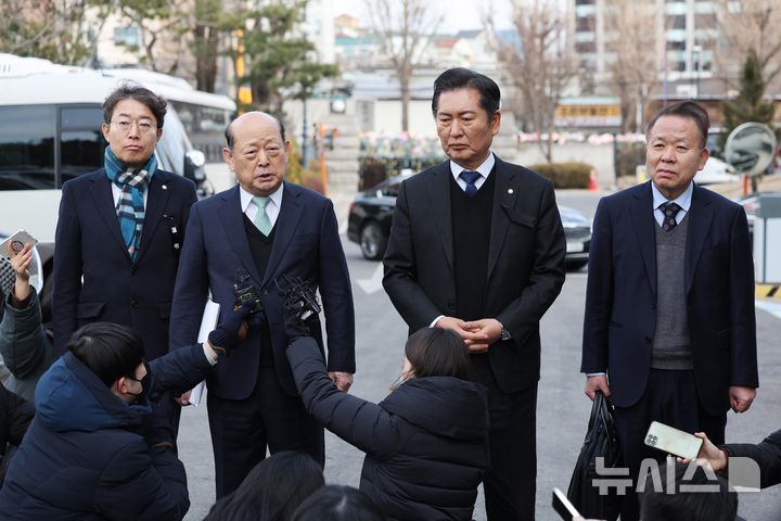 [서울=뉴시스] 이영환 기자 = 윤석열 대통령의 탄핵심판 사건 2회 변론준비기일인 3일 오후 법률대리인단 공동 대표 김이수(오른쪽부터) 전 헌법재판관, 정청래 국회 탄핵소추단장, 송두환 전 인권위원장, 최기상 민주당의원이 서울 종로구 헌법재판소로 향하며 취재진의 질문에 답하고 있다. (공동취재) 2025.01.03. photo@newsis.com