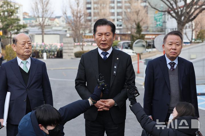 [서울=뉴시스] 이영환 기자 = 윤석열 대통령의 탄핵심판 사건 2회 변론준비기일인 3일 오후 정청래 국회 탄핵소추단장이 서울 종로구 헌법재판소로 향하며 취재진의 질문에 답하고 있다. (공동취재) 2025.01.03. photo@newsis.com