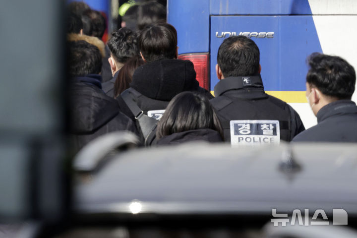 [서울=뉴시스] 최동준 기자 = 고위공직자범죄수사처(공수처)가 윤석열 대통령 체포영장 집행을 중지한 3일 오후 공수처 관계자들과 경찰이 서울 용산구 대통령 관저에서 철수하고 있다. 2025.01.03. photocdj@newsis.com