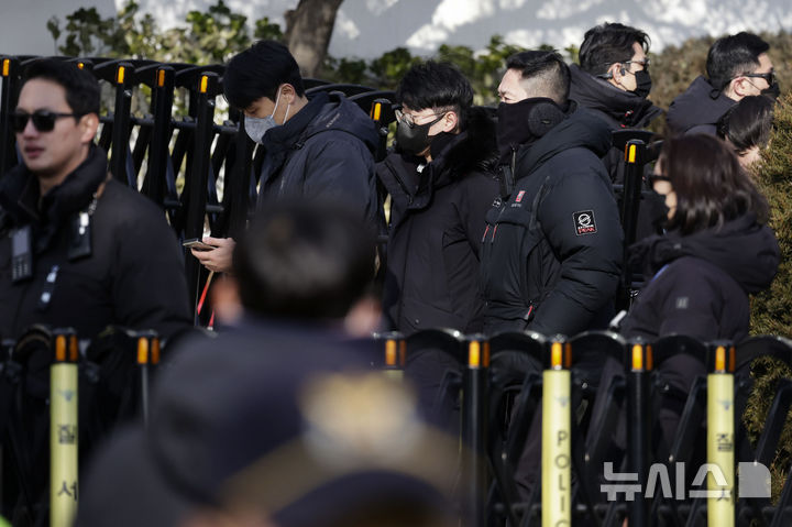 [서울=뉴시스] 최동준 기자 = 고위공직자범죄수사처(공수처)가 윤석열 대통령 체포영장 집행을 중지한 3일 오후 공수처 관계자들과 경찰이 서울 용산구 대통령 관저에서 철수하고 있다. 2025.01.03. photocdj@newsis.com