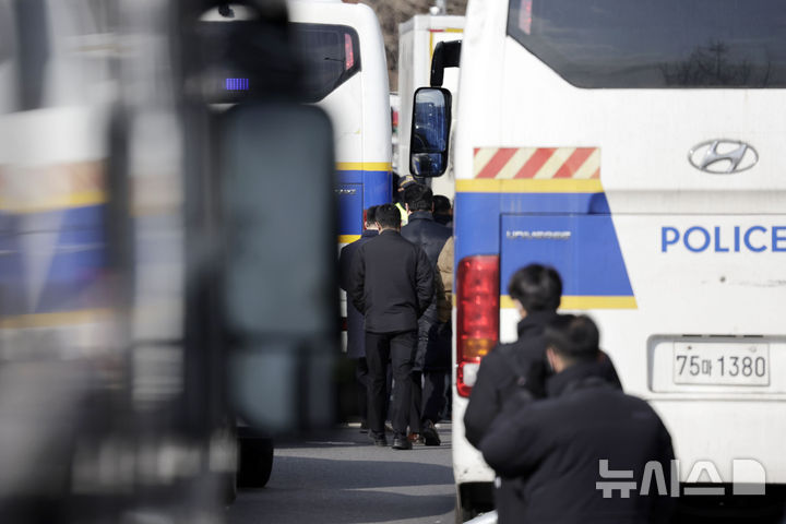 [서울=뉴시스] 최동준 기자 = 고위공직자범죄수사처(공수처)가 윤석열 대통령 체포영장 집행을 중지한 3일 오후 공수처 관계자들과 경찰이 서울 용산구 대통령 관저에서 철수하고 있다. 2025.01.03. photocdj@newsis.com