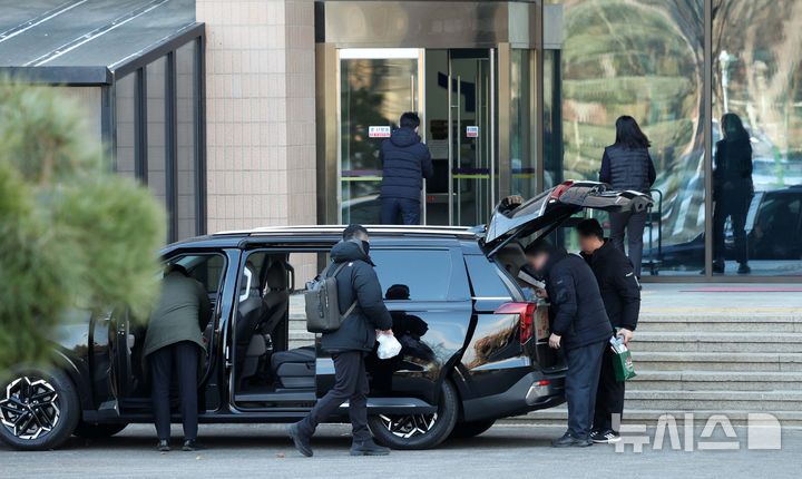 [과천=뉴시스] 고범준 기자 = 고위공직자범죄수사처가 윤석열 대통령에 대한 체포영장 집행을 중단한 가운데 3일 오후 경기 과천시 정부과천청사 공수처에서 수사관들이 청사로 들어서고 있다. 2025.01.03. bjko@newsiscom