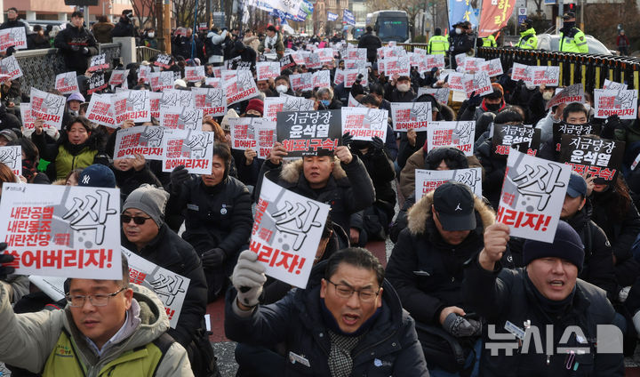 [서울=뉴시스] 추상철 기자 = 공수처가 윤석열 대통령에 대한 체포영장 집행을 시도 했다가 중지된 지난 3일 오후 서울 용산구 한남동 대통령 관저 인근에서 민주노총이 '윤석열 체포 확대간부 결의대회 및 총력 집회'를 하고 있다. 2025.01.03. scchoo@newsis.com