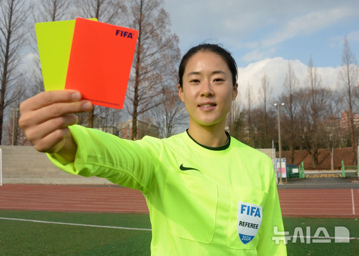 [전주=뉴시스] 김얼 기자 = 김유정 FIFA 국제 심판이 본사와 인터뷰를 하고 있다. 2025.01.03. pmkeul@newsis.com
