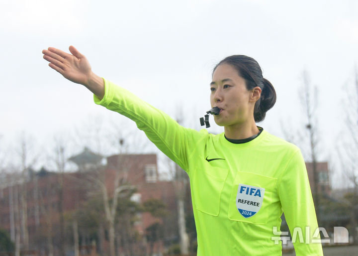 [전주=뉴시스] 김얼 기자 = 김유정 FIFA 국제 심판이 본사와 인터뷰를 하며 진지한 모습으로 심판활동 상황을 설명하고 있다. 2025.01.03. pmkeul@newsis.com