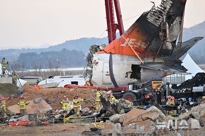 [무안=뉴시스] 이영주 기자 = 제주항공 참사 엿새째인 3일 오후 전남 무안군 무안국제공항에서 사고 여객기가 기중기를 통해 들어올려지고 있다. 2025.01.03. leeyj2578@newsis.com