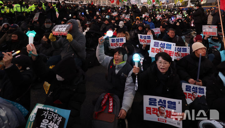 [서울=뉴시스] 추상철 기자 = 공수처가 윤석열 대통령에 대한 체포영장 집행을 시도 했다가 중지된 3일 오후 서울 용산구 한남동 대통령 관저 인근에서 민주노총이 행진을 한 후 윤석열 대통령 체포를 촉구하고 있다. 2025.01.03. scchoo@newsis.com