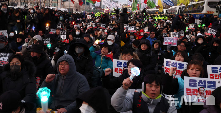 [서울=뉴시스] 추상철 기자 = 지난 3일 오후 서울 용산구 한남동 대통령 관저 인근에서 민주노총이 행진을 한 후 윤석열 대통령 체포를 촉구하고 있다. 2025.01.03. scchoo@newsis.com