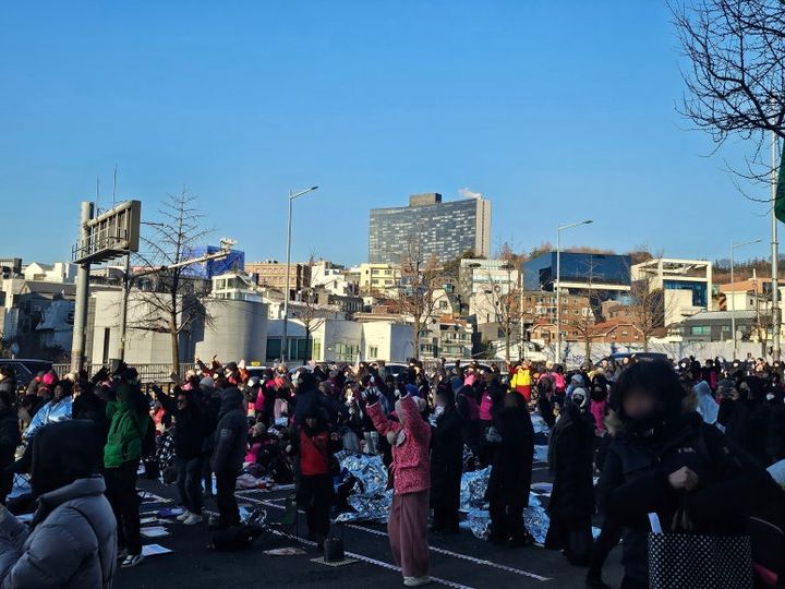 [서울=뉴시스] 조성하 기자 = 전국민주노동조합총연맹(민주노총)이 주관하는 '윤석열 즉각 퇴진·사회대개혁 비상행동' 집회 참가자 약 5000여명(주최 측 추산)은 전날 오후부터 이날까지 한남동 관저 인근 한강진역 앞에서 1박2일 밤샘 투쟁을 이어가고 있다. create@newsis.com *재판매 및 DB 금지