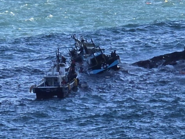 [신안=뉴시스] 진나 1월4일 오전 10시30분께 전남 신안군 가거도 인근 해상에서 22명이 탄 낚싯배(오른쪽)가 갯바위와 충돌했다는 신고가 접수돼 해경이 구조에 나서고 있다. (사진=뉴시스 DB). photo@newsis.com *재판매 및 DB 금지