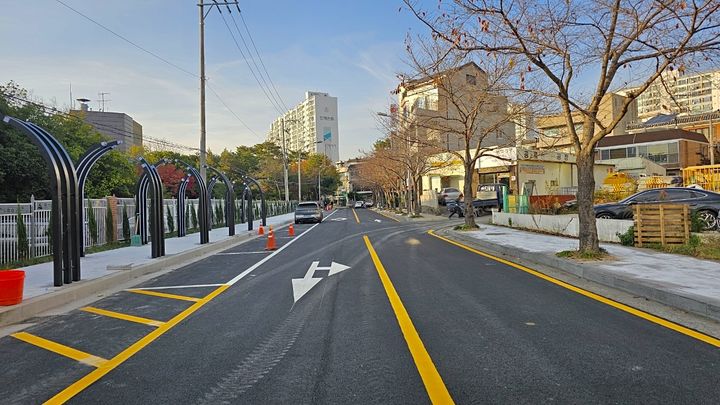 [울산=뉴시스] 울산시 남구가 울산대공원 정문과 인접한 옥동 대공원로 일원에 조성한 안심이음길. (사진=울산 남구 제공) photo@newsis.com *재판매 및 DB 금지