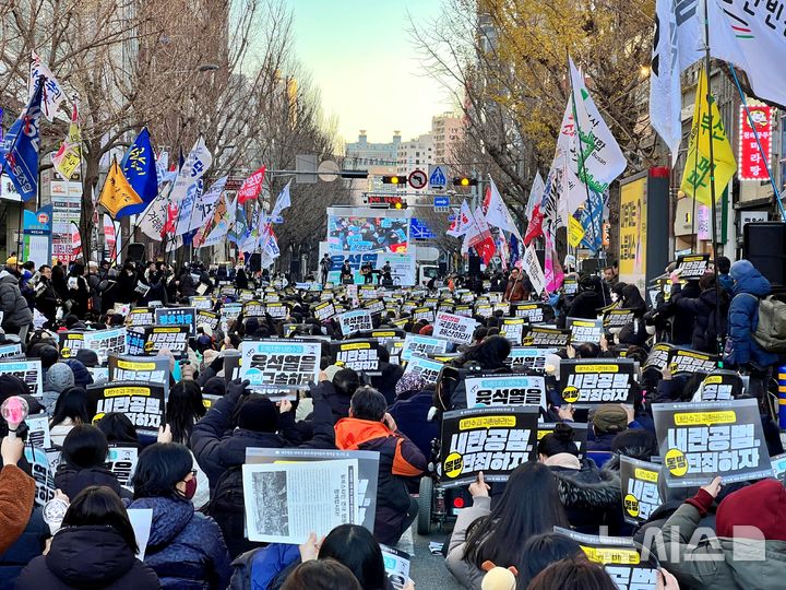 [부산=뉴시스] 원동화 기자 = 윤석열 즉각퇴진 사회대개혁 부산비상행동은 4일 오후 4시부터 약 2시간 여 동안 부산 부산진구 동천로에서 '윤석열 구속 파면 부산시민대회'를 개최했다. 2025.01.04. dhwon@newsis.com