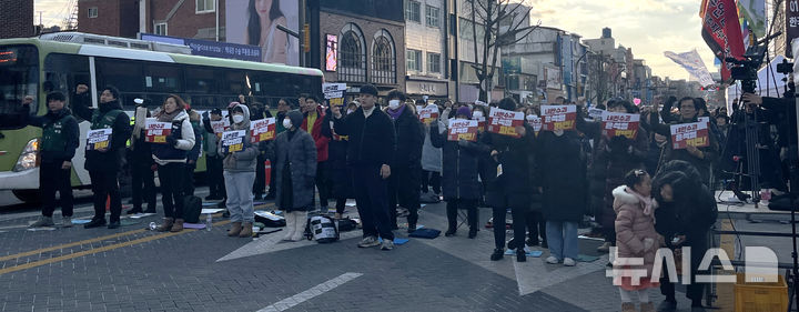 [전주=뉴시스] 강경호 기자 = 새해 첫 주말인 4일 전북 전주시 전주객사 풍패지관 앞에서 열린 '윤석열 퇴진 전북도민대회'에서 윤석열 대통령의 탄핵과 즉각 체포을 촉구하고 있는 시민들이 노래에 맞춰 손을 치켜들고 있다. 2025.01.04. lukekang@newsis.com