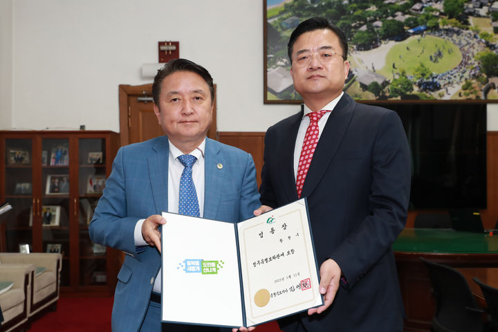 2023년 5월15일 김영환(왼쪽) 충북지사가 황현구 정무특별보좌관에게 임용장을 수여한 뒤 기념촬영을 하고 있다. (사진=충북도 제공) *재판매 및 DB 금지