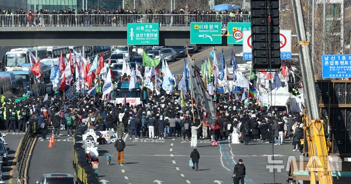 [서울=뉴시스] 고범준 기자 = 4일 서울 용산구 대통령 관저 인근에서 민주노총 집회 참가자들이 관저 방향으로 행진을 하려하자 경찰들이 막아서고 있다. 2025.01.04. bjko@newsis.com